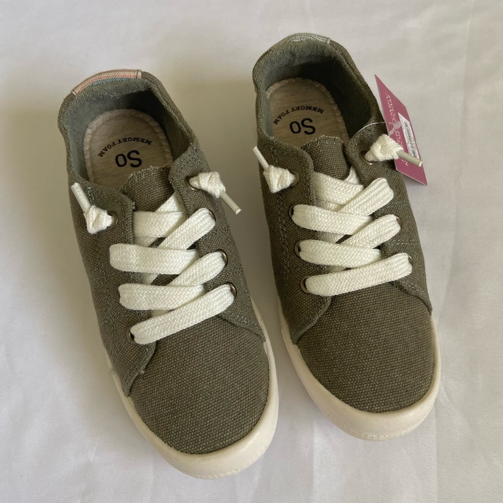 Women’s olive sneakers size 5 1/2